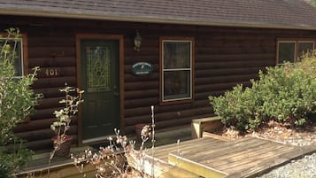 Romantic Cabin, 2 Bedrooms, Mountain View, Mountainside (Nuthatch Cabin) | 1 bilik tidur, peralatan tempat tidur premium, dihias secara berasingan