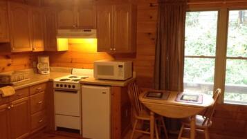Kabin Romantis, 1 kamar tidur, pemandangan gunung, tepi gunung (Acorn Cabin) | Dapur pribadi | Lemari es, microwave, oven, dan kompor