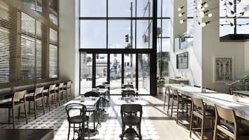 2 restaurants, dinner served