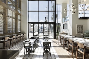 2 restaurants, dinner served