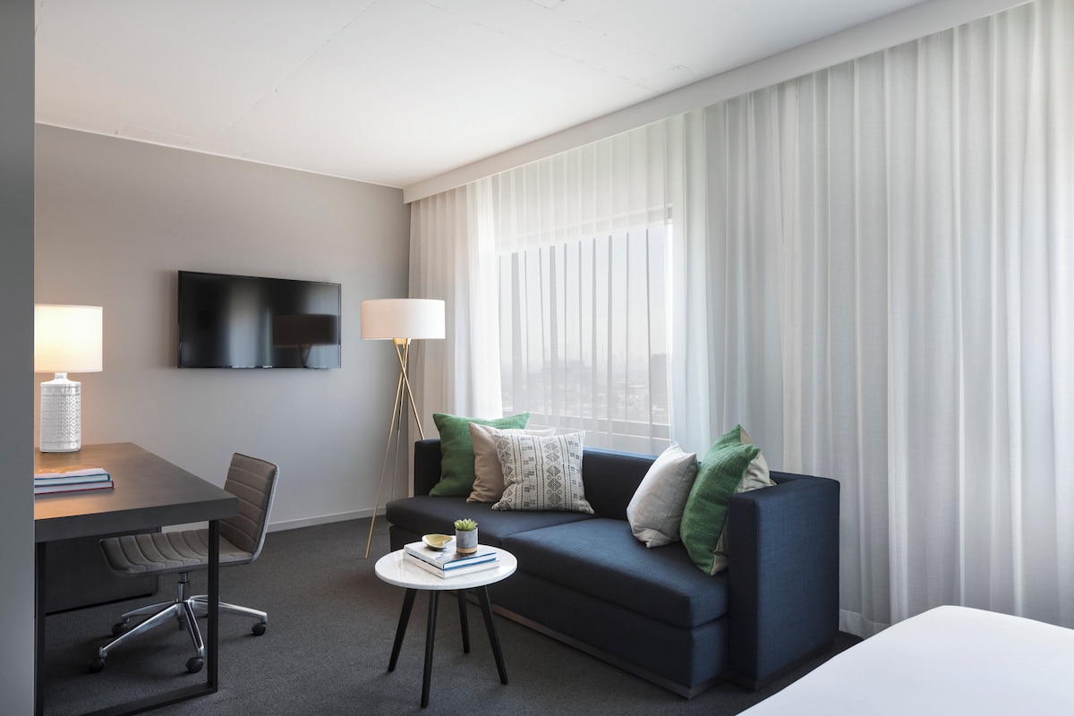Frette Italian sheets, premium bedding, pillow-top beds, minibar