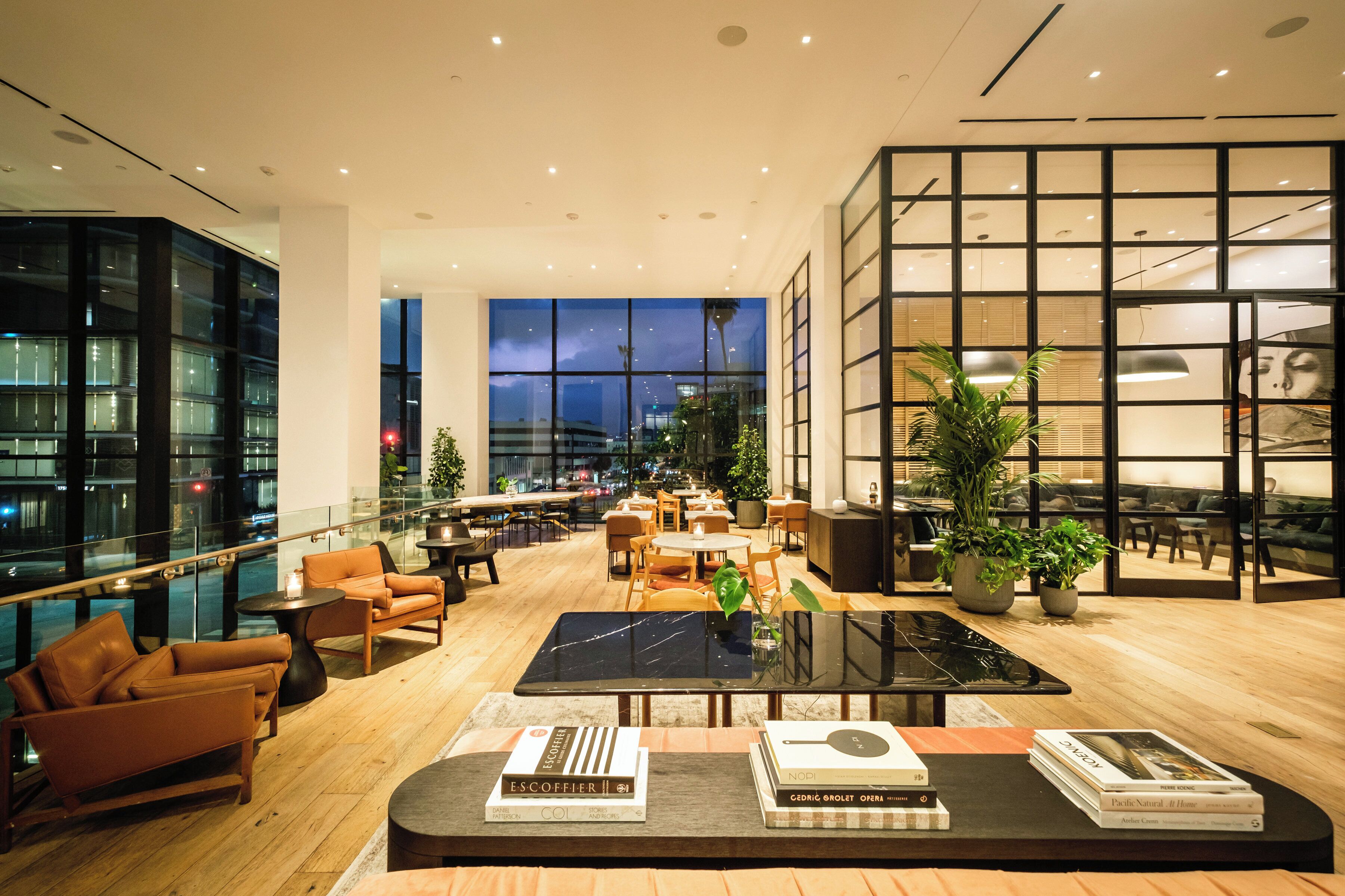 2 restaurants, dinner served, american cuisine