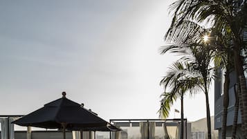 Utendørsbasseng, bassengtelt (mot betaling) og bassengparasoller