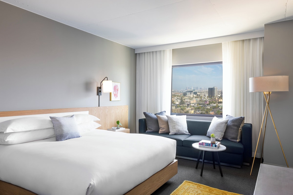 Frette Italian sheets, premium bedding, pillow-top beds, minibar