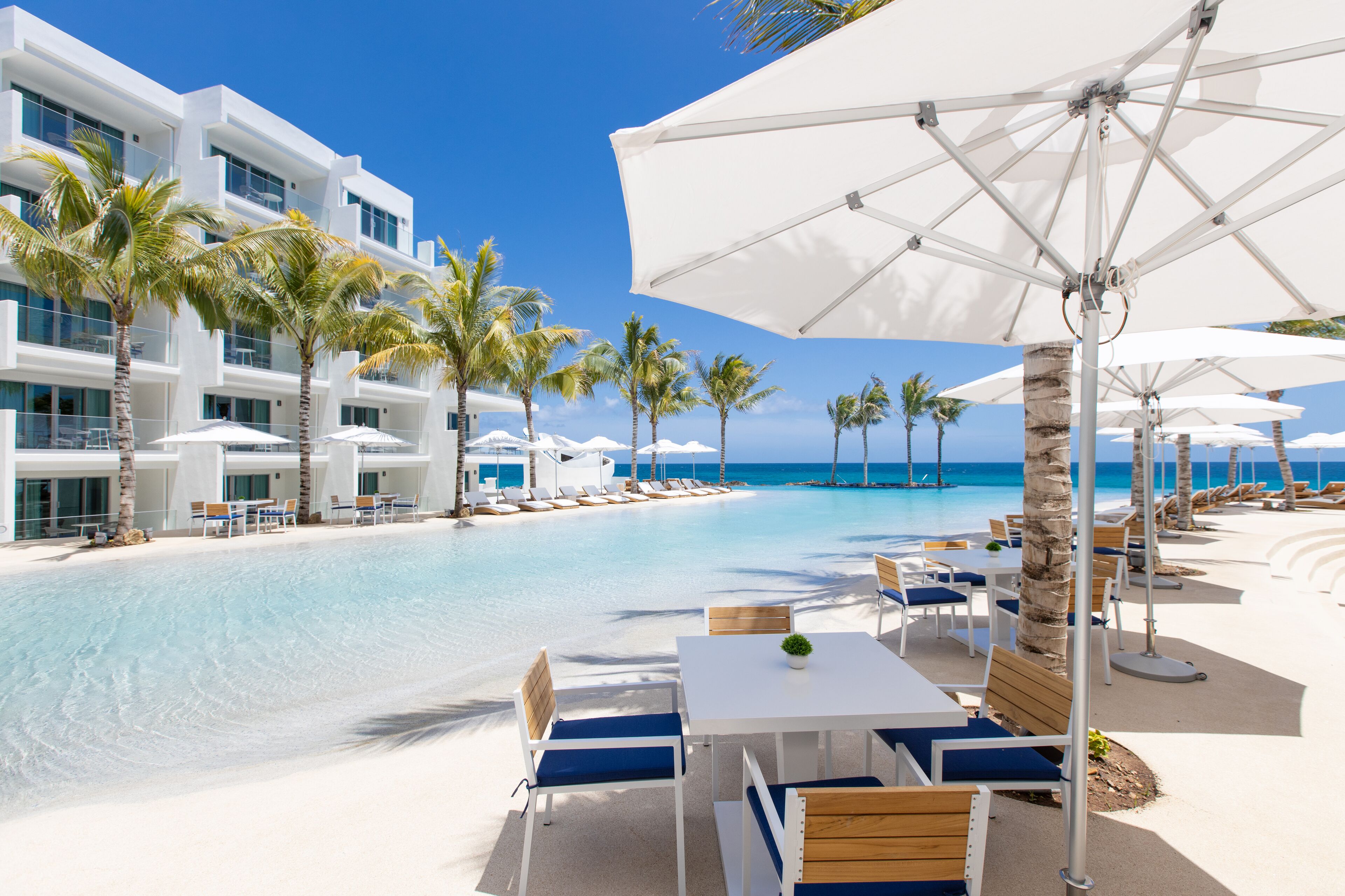 Piscine extérieure, chaises longues