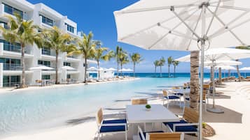 Piscine extérieure, chaises longues