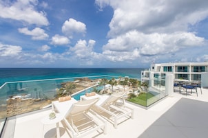 Deluxe Oceanfront Suite | Terraço/pátio