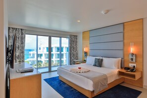 Deluxe Oceanfront Suite | Minibar, safe på rommet, skrivebord for bærbar PC og blendingsgardiner