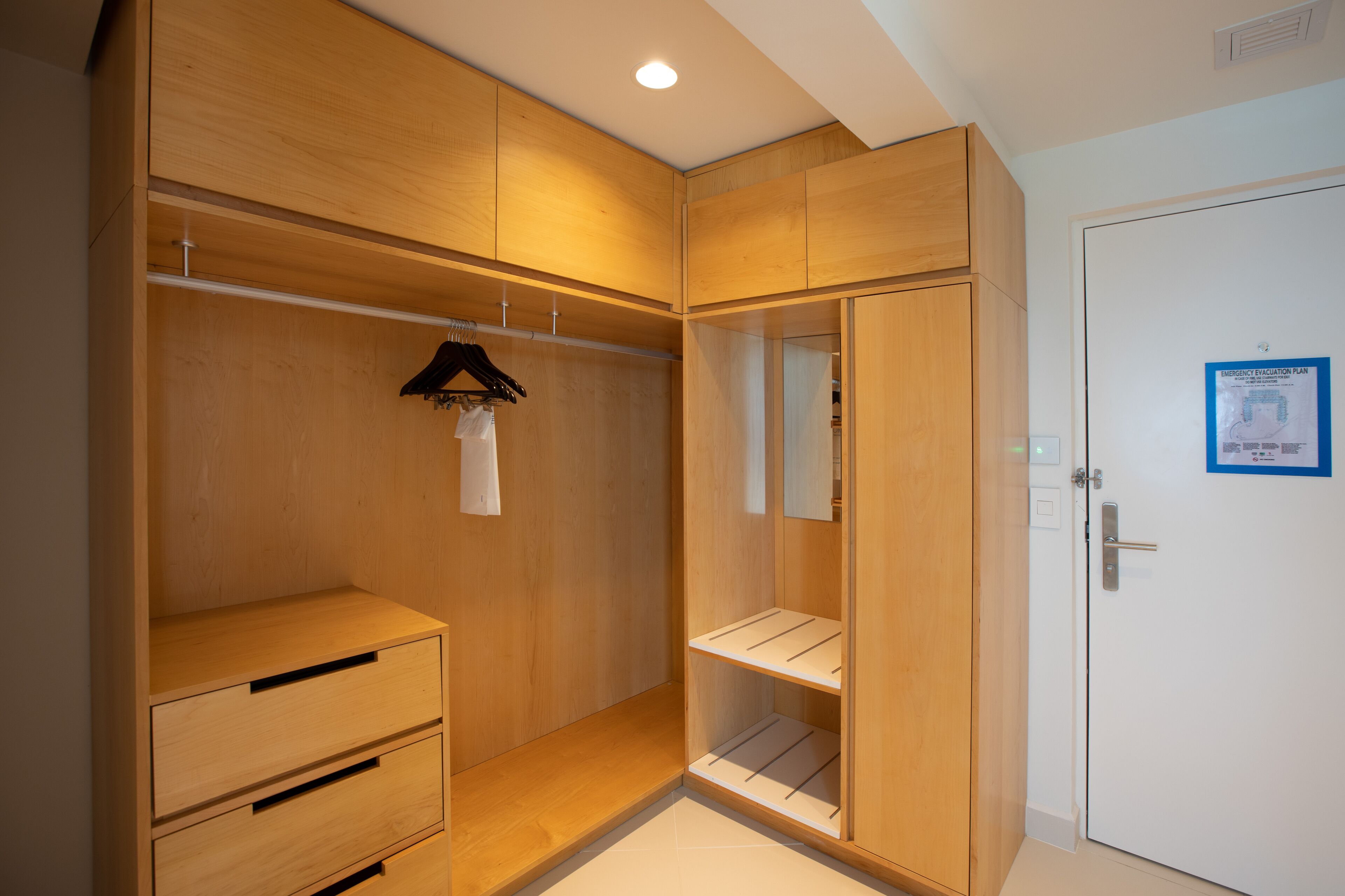 junior oceanfront suite | wardrobe