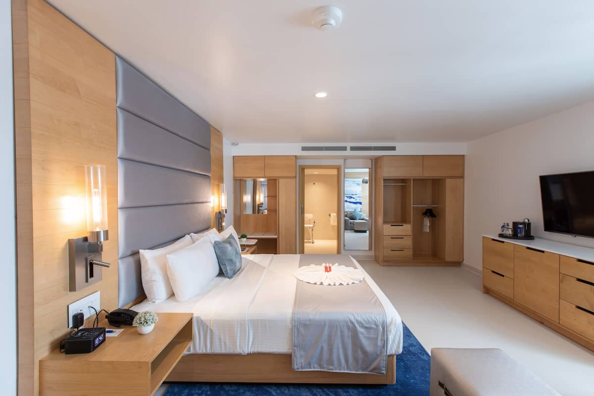 accessible king guestroom | 1 bedroom, minibar, in-room safe, laptop workspace