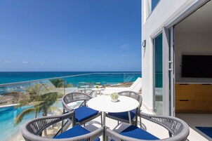 Junior Oceanfront Suite | Vistas del balcón