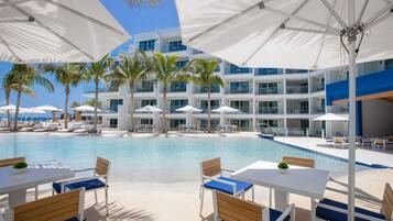 Piscine extérieure, chaises longues