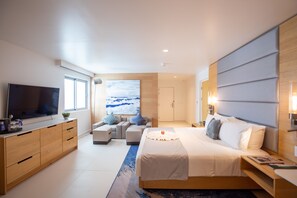 Accessible King Guestroom | Minibar y caja de seguridad en la habitación 