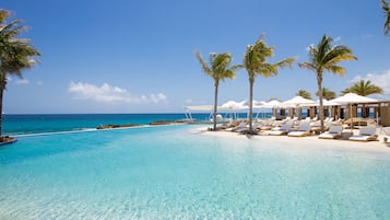 Una piscina al aire libre, tumbonas