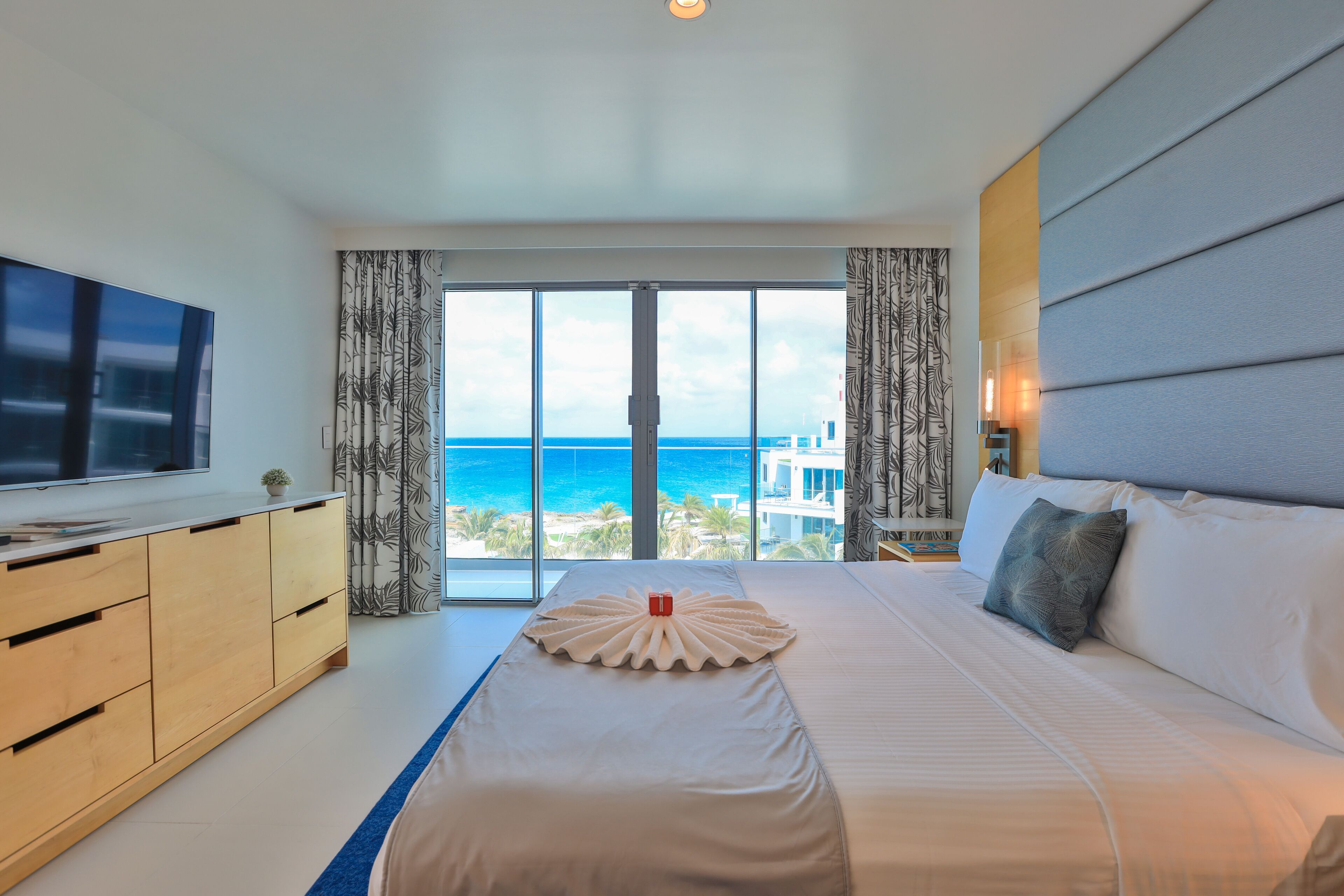 Deluxe Oceanfront Suite | 迷你吧、客房内保险箱、笔记本电脑工作区、遮光窗帘