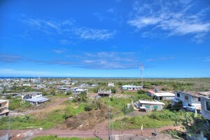 Zona residencial con casas y edificios, algunos en construcción.