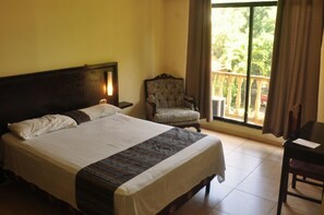 Eenvoudige kamer, 1 tweepersoonsbed | Een bureau, een strijkplank/strijkijzer, gratis extra bedden