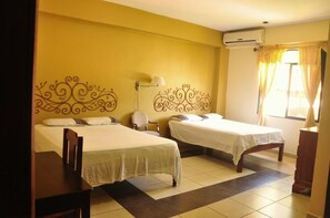 Habitación básica doble, 2 camas matrimoniales | Escritorio, tabla de planchar con plancha y camas extra gratis