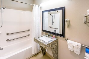 Habitación, 1 cama King size, con acceso para personas discapacitadas, para no fumadores | Baño | Tina con regadera, amenidades de baño gratuitas, secadora de cabello 