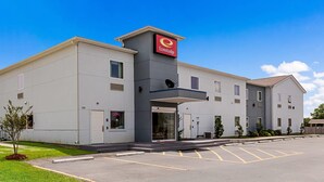 A modern EconoLodge building with a prominent entrance, a parking lot, and a well-maintained lawn. - Econo Lodge Baton Rouge University Area (Baton Rouge)
