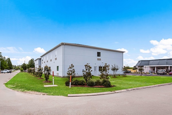 A modern building with a flat roof, rectangular windows, and a small porch area. - Econo Lodge Baton Rouge University Area (Baton Rouge)