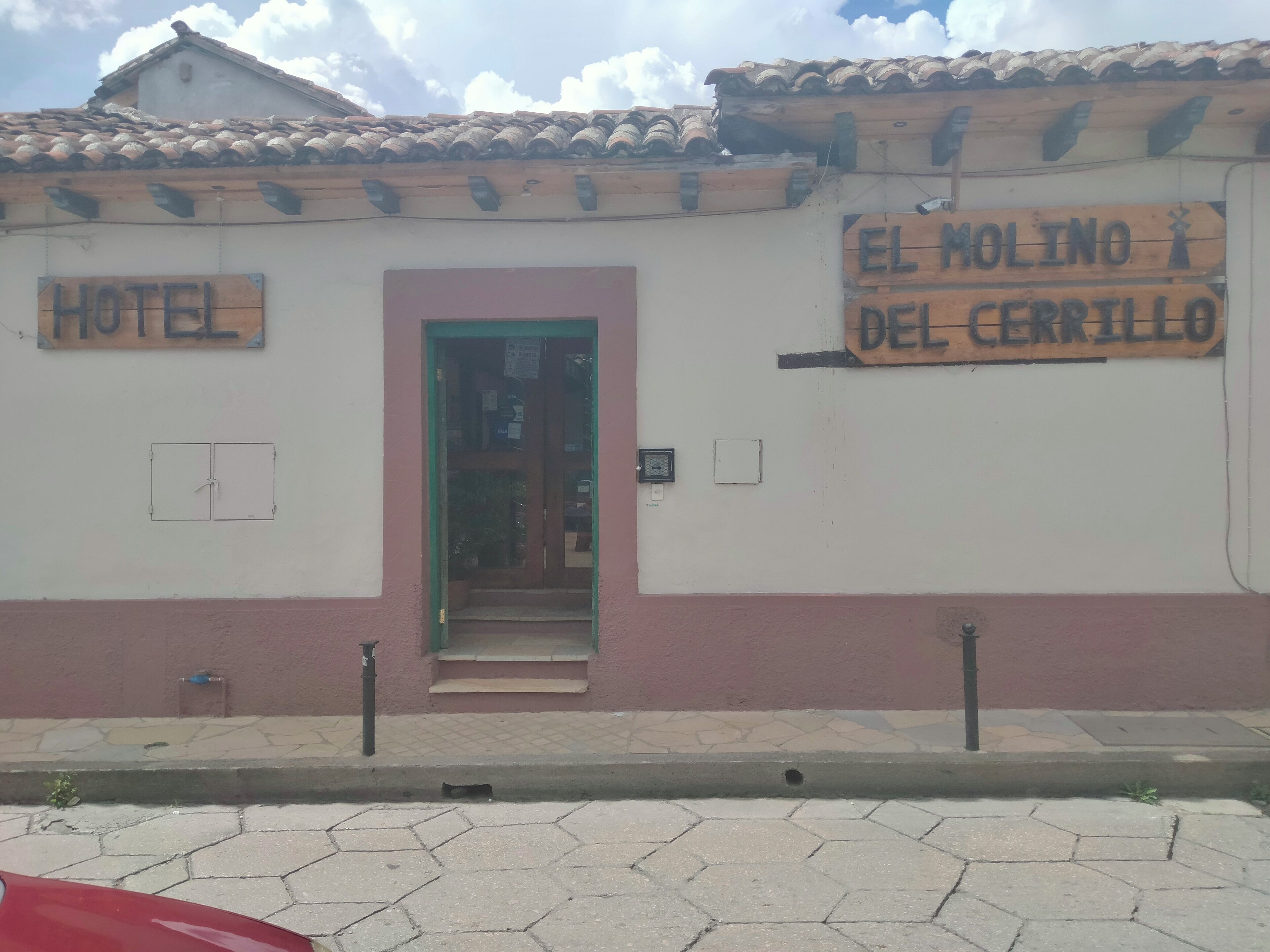 A building with a sign that reads "Hotel" and "El Molino del Cerrillo".