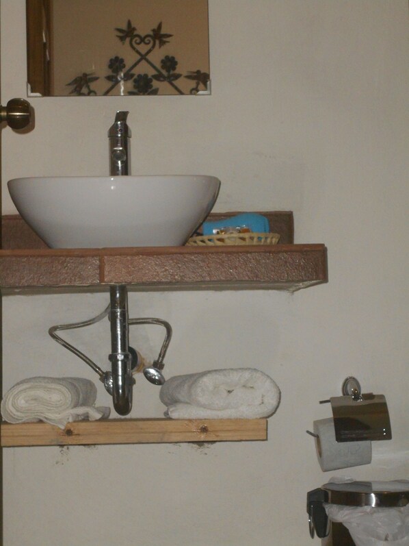 A bathroom with a white sink, a mirror, and a towel rack. - Hotel Molino del Cerrillo (San Cristóbal de las Casas)