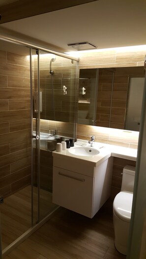 甜蜜雙人房 | 浴室 | 淋浴设施、免费洗浴用品、吹风机、拖鞋