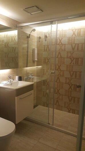 Habitación estándar | Baño | Ducha, artículos de higiene personal gratuitos y secador de pelo