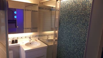 Standard Quadruple Room | Bathroom | Shower, free toiletries, hair dryer, slippers