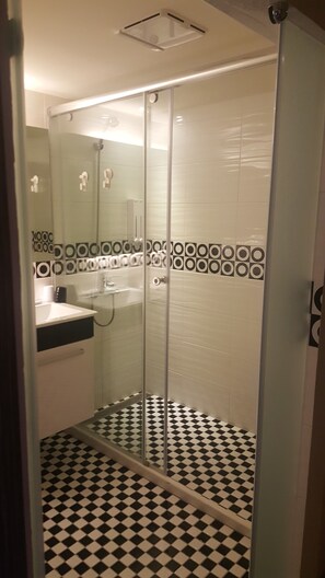 Standardzimmer | Badezimmer | Dusche, kostenlose Toilettenartikel, Haartrockner, Hausschuhe