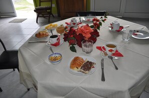 Daily continental breakfast (XPF 1000 per person)