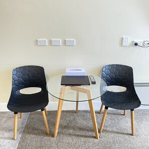 Chambre Deluxe double, 1 très grand lit, cuisinette | Commodité de la chambre