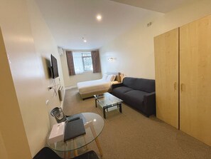 Deluxe Double Room, 1 King Bed, Kitchenette | Hypo-allergenic bedding, minibar, iron/ironing board, free WiFi - Grand Central Serviced Apartments (Auckland)