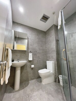 Deluxe Double Room, 1 King Bed, Kitchenette | Bathroom | Shower, free toiletries, hair dryer, towels - Grand Central Serviced Apartments (Auckland)
