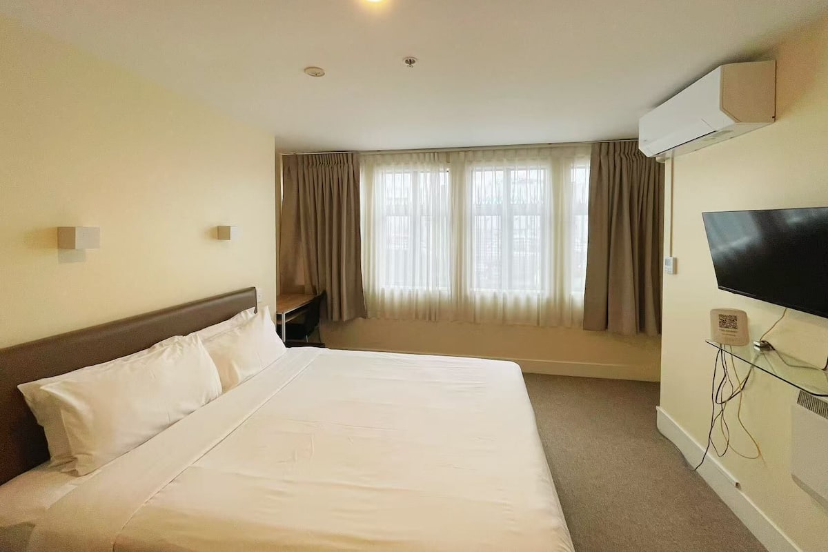 Standard Double Room, 1 Double Bed, Accessible, Kitchenette | Hypo-allergenic bedding available, minibar, iron/ironing board