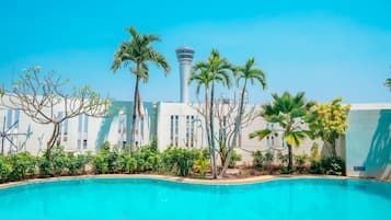 Piscina a l'aire lliure (horari: 08:00-20:00) i gandules