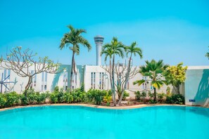 Kolam renang outdoor, dengan kursi berjemur