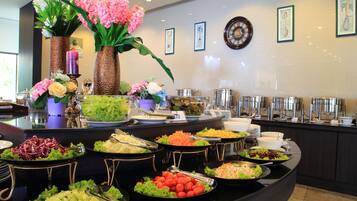 Esmorzar diari d'estil bufet (300 THB per persona)