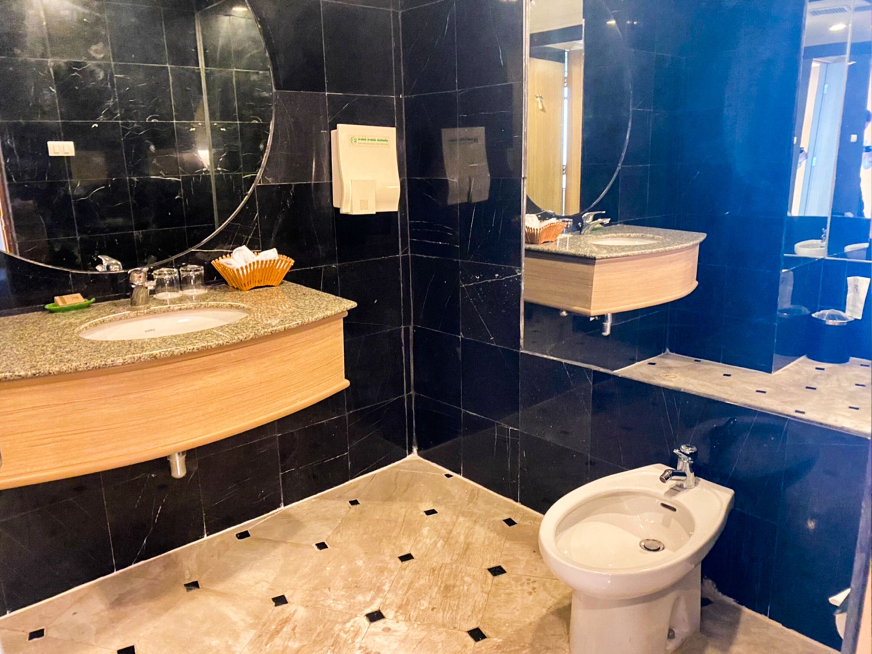 suite with city view | bathroom | combined shower/bathtub, deep-soaking bathtub, free toiletries