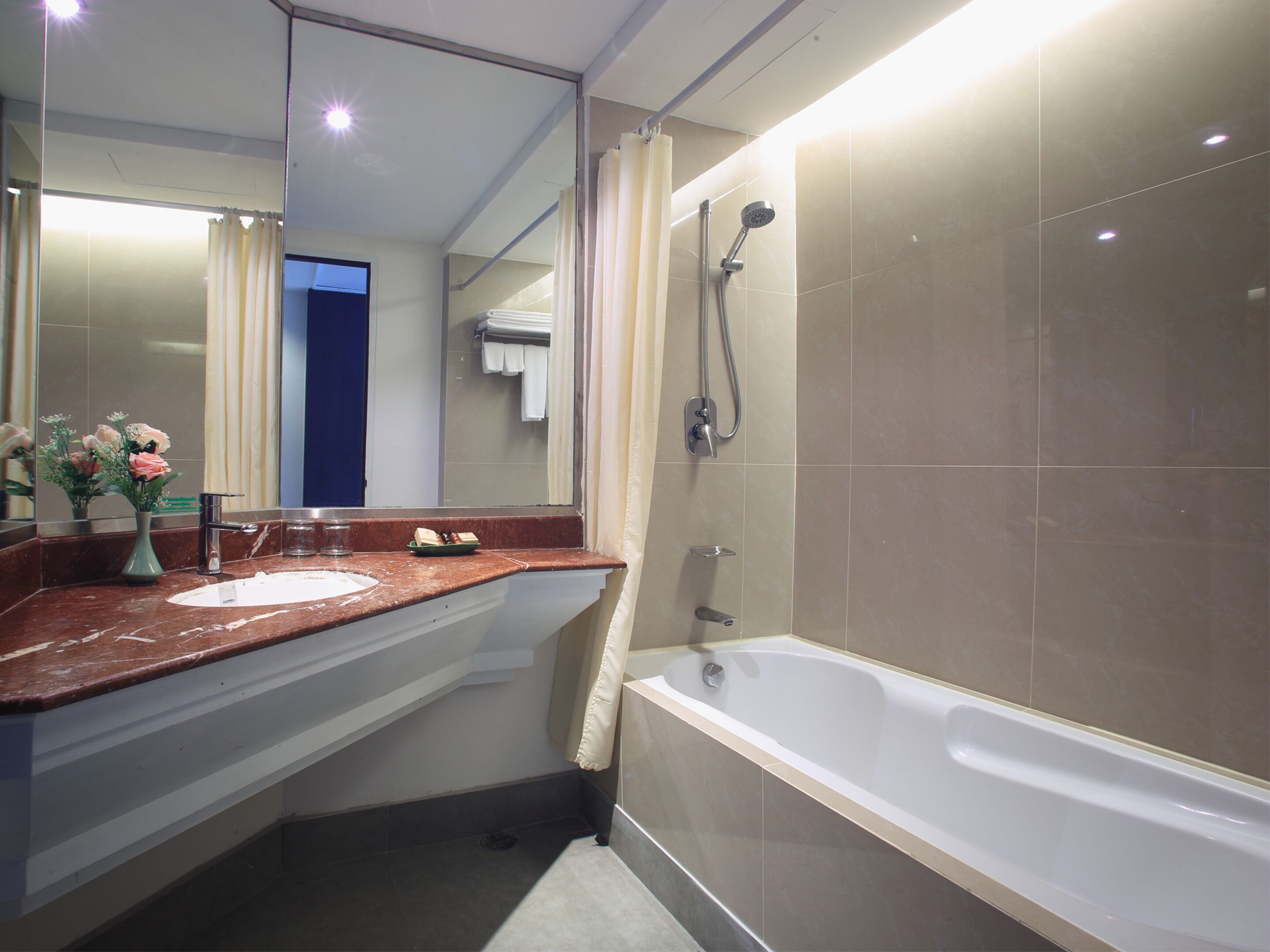 combined shower/bathtub, deep-soaking bathtub, free toiletries