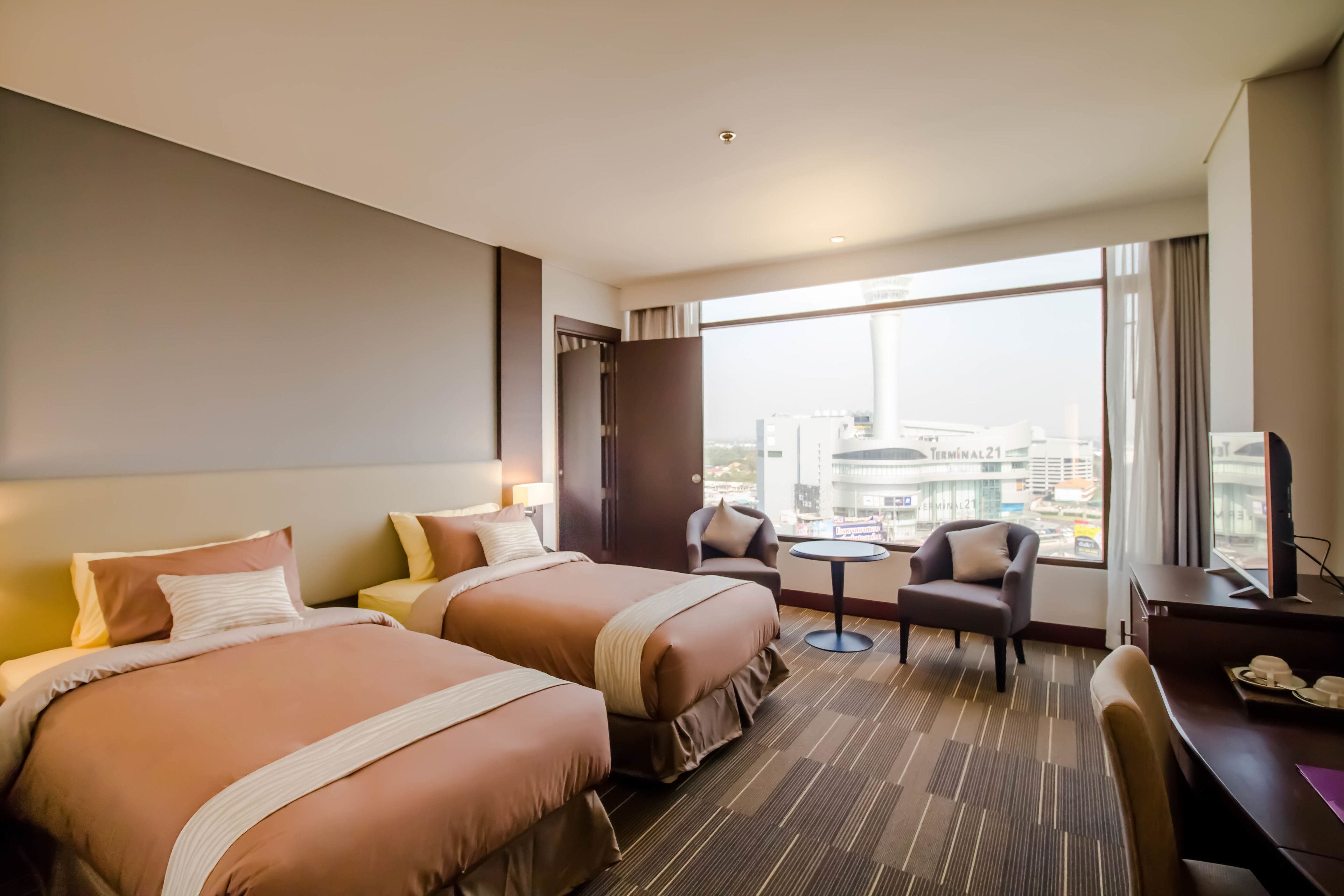 executive double room  | 1 bedroom, minibar, desk, blackout curtains