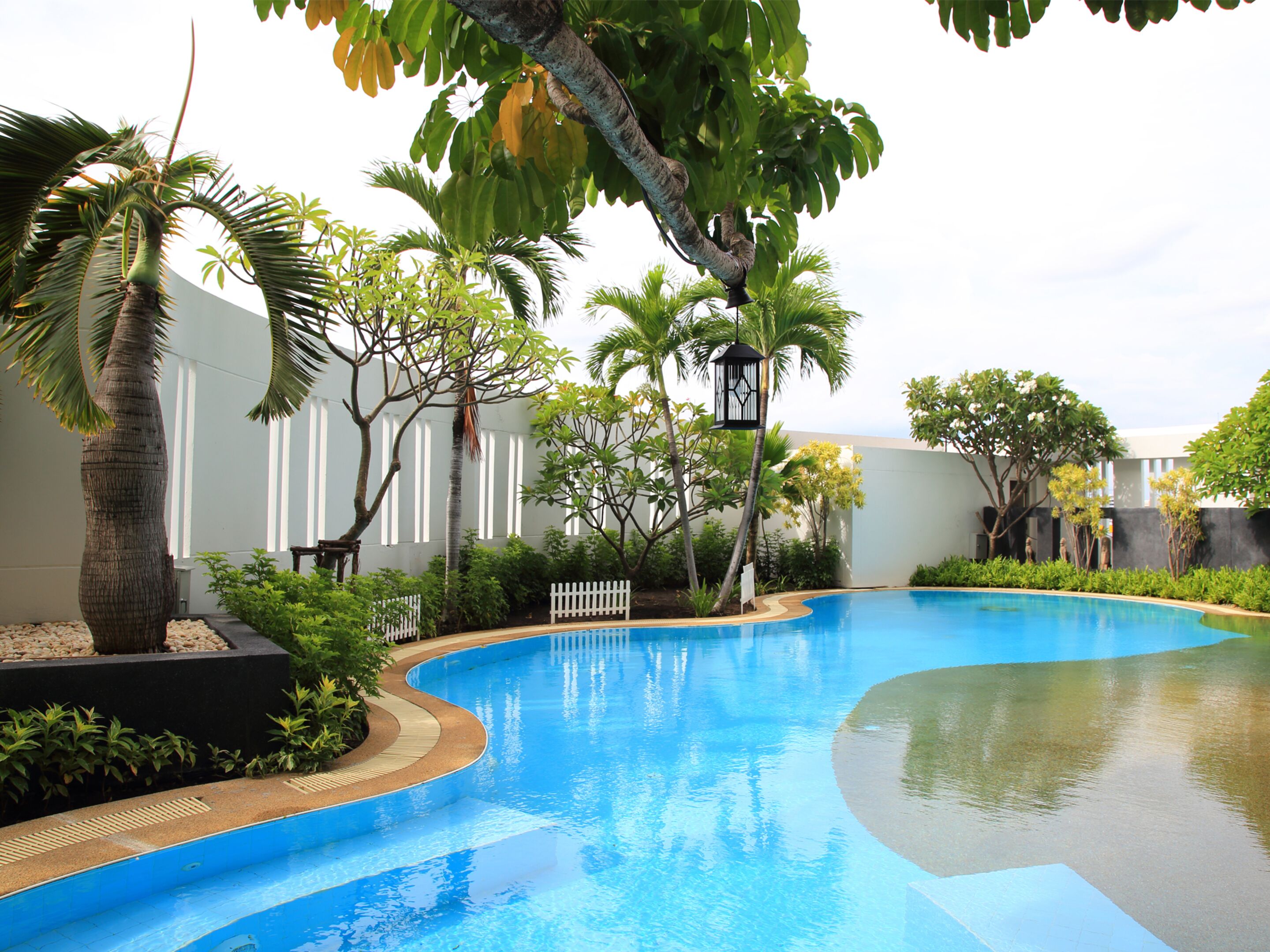 outdoor pool, open 8:00 am to 8:00 pm, pool loungers