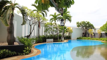 Piscina a l'aire lliure (horari: 08:00-20:00) i gandules