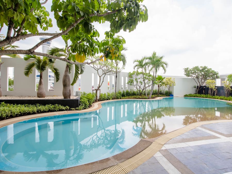 Utendørsbasseng og solsenger