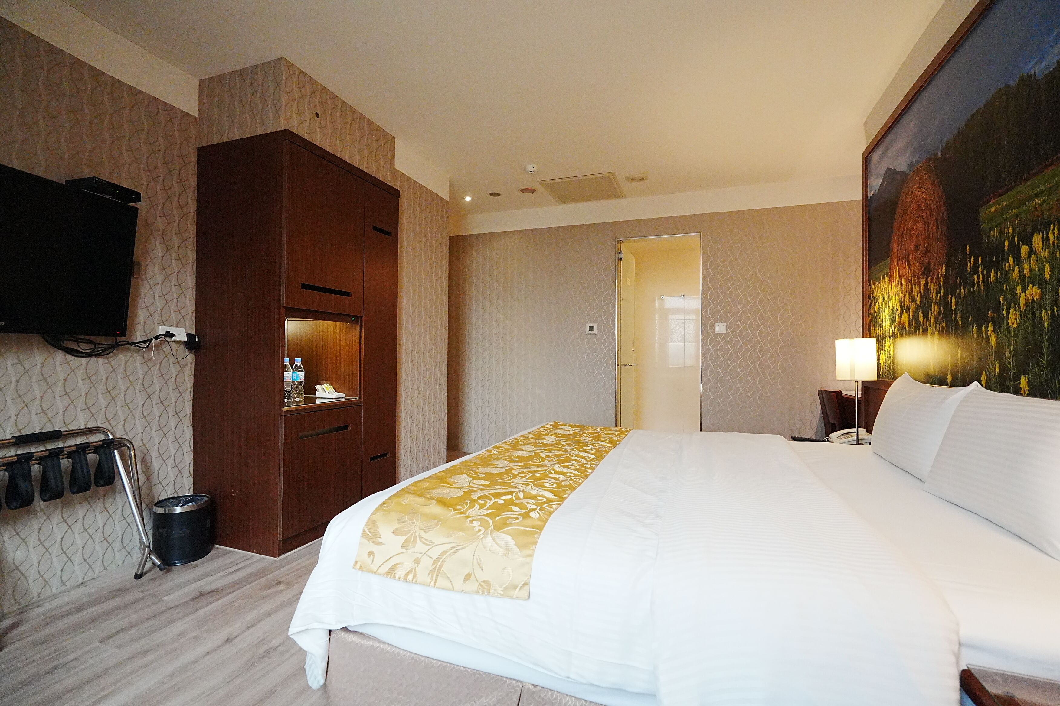 standard double room | premium bedding, individually decorated, individually furnished, desk