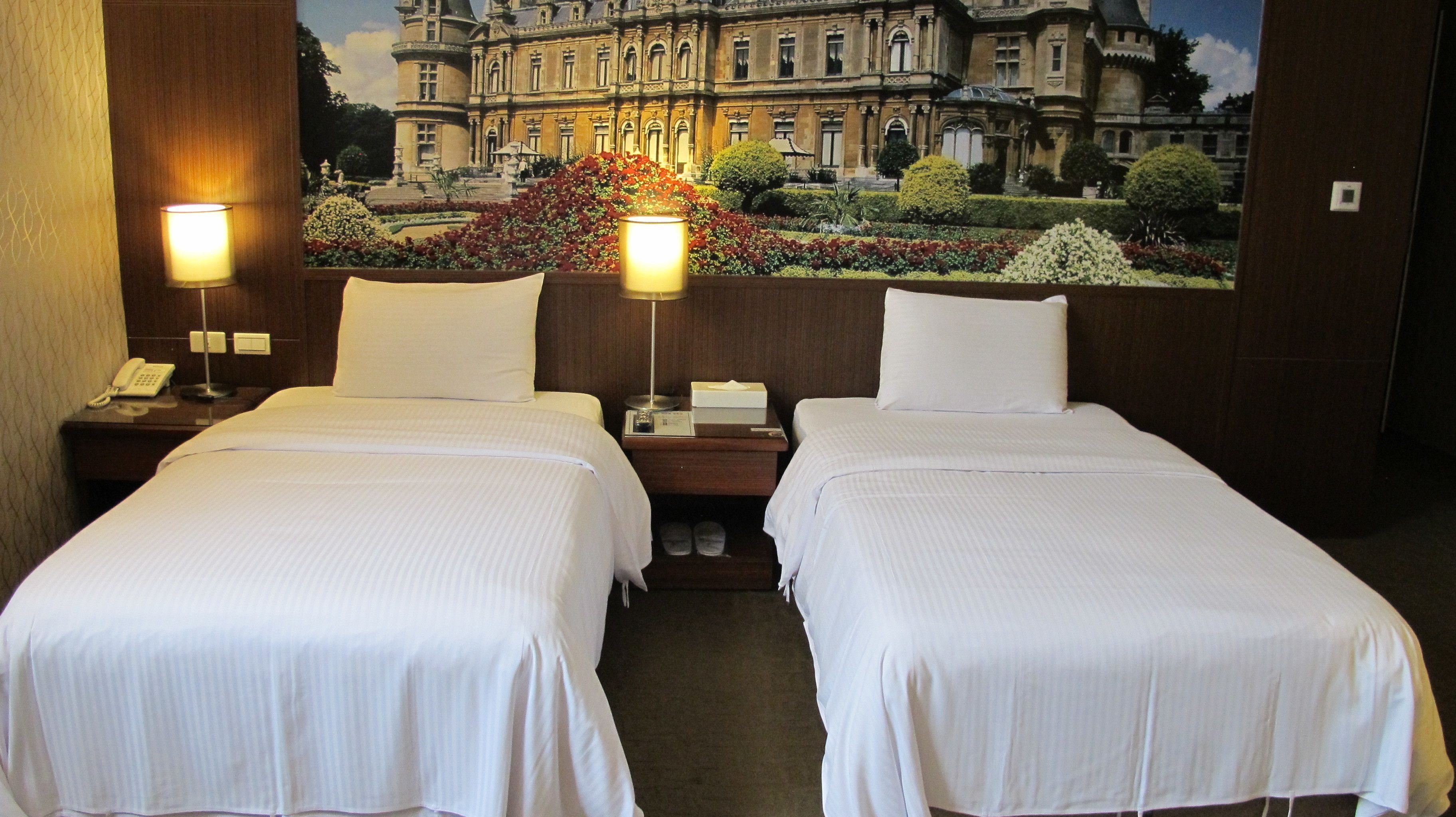 Literie de qualité, décor unique, ameublement unique, bureau