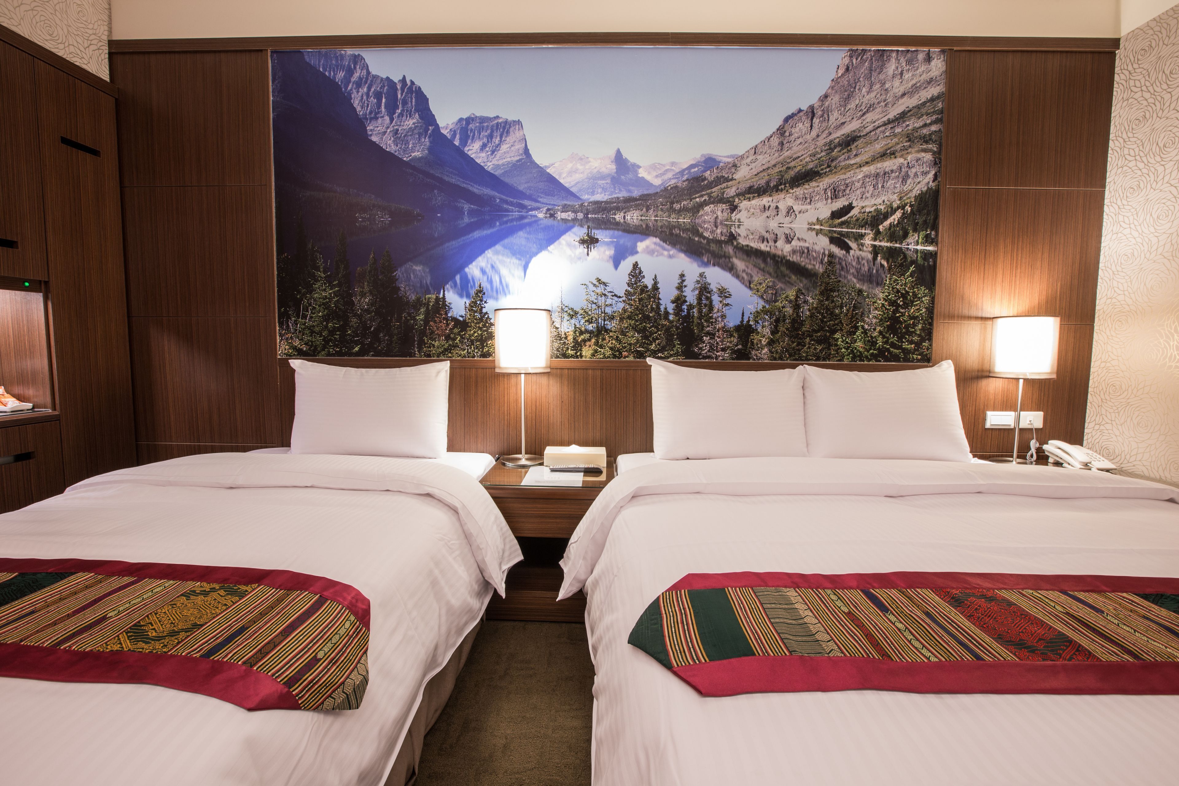 Literie de qualité, décor unique, ameublement unique, bureau