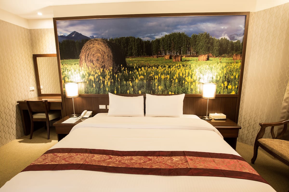 Literie de qualité, décor unique, ameublement unique, bureau