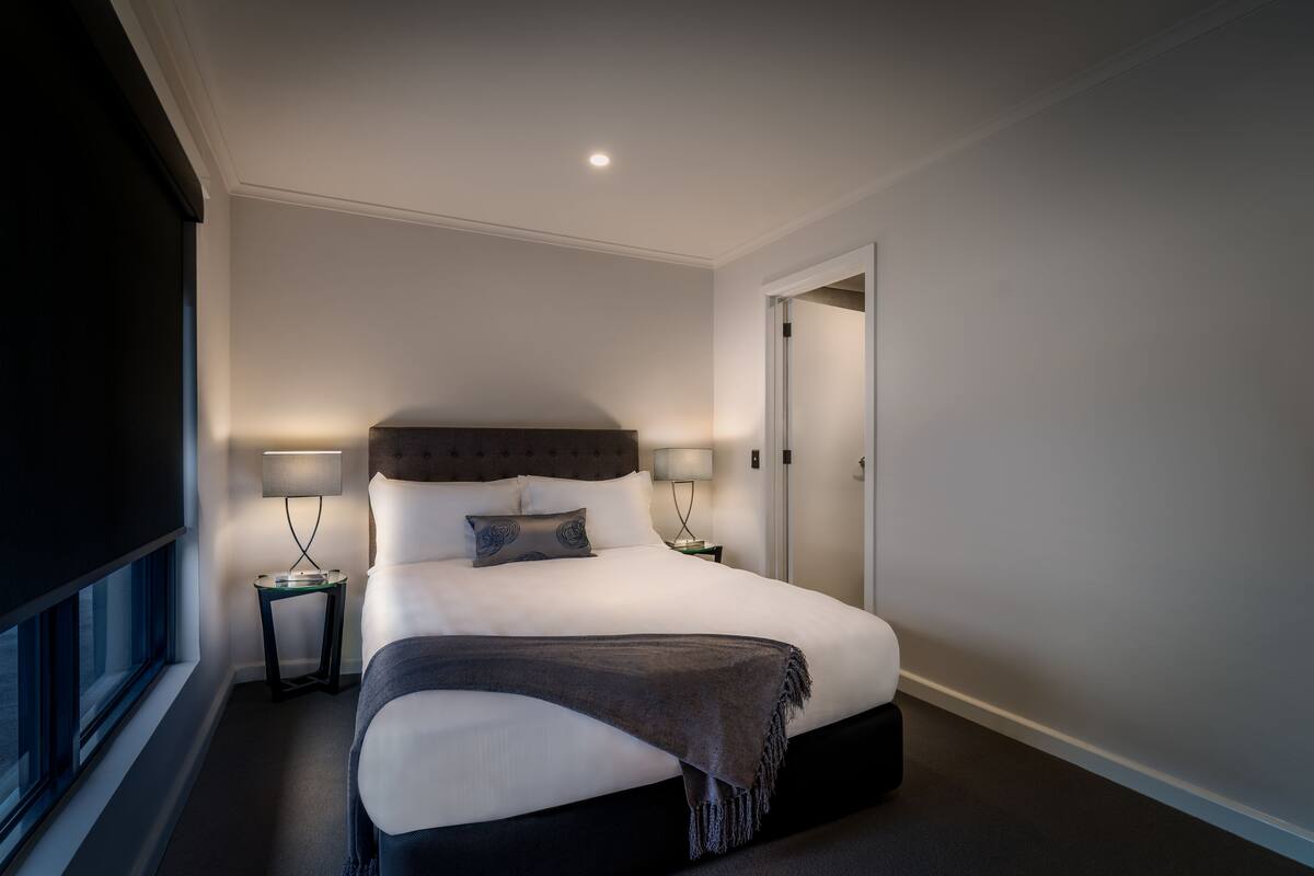 Executive One Bedroom Apartment | In-room safe, desk, iron/ironing board, WiFi (free)